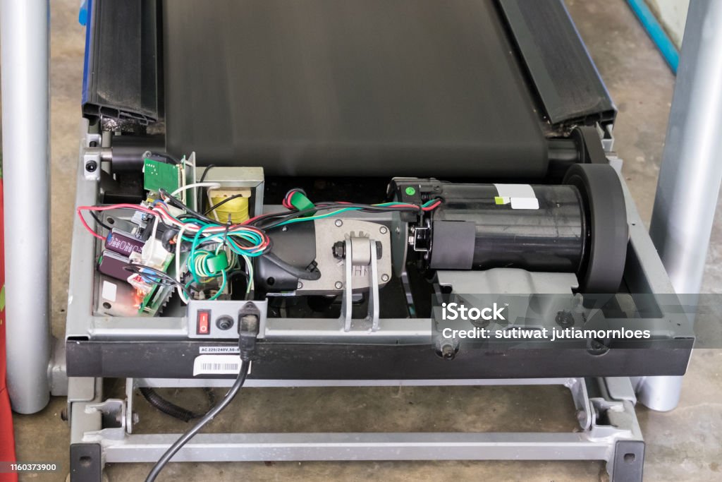 The technical repairing Treadmill and performance test speed.